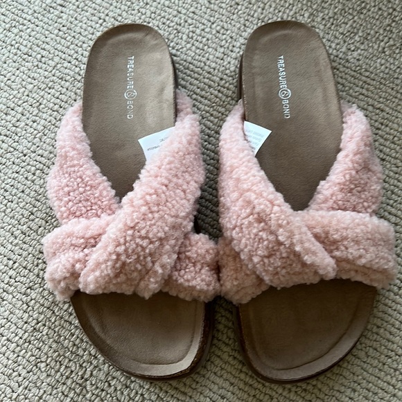 NEW Treasure & Bond Pink Plush Teddy Sandal/Slide - Picture 2 of 2